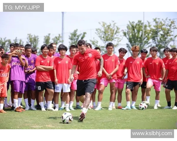 撞头足球球星的传奇故事：从草根到顶峰的拼搏与荣耀